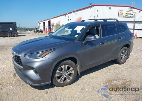 2021 Toyota Highlander Xle z USA, uszkodzony, nr VIN 5TDGZRBH6MS153271